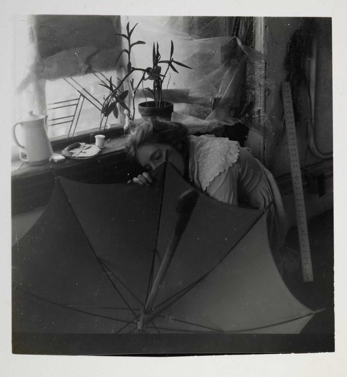 Today marks the birthday of the late photographer Francesca Woodman (1958 – 1981). Untitled c.1980 is currently on view @NPGLondon, as part of the exhibition Francesca Woodman and Julia Margaret Cameron: Portraits to Dream In. tate.org.uk/art/artworks/w… @Tate @NatGalleriesSco
