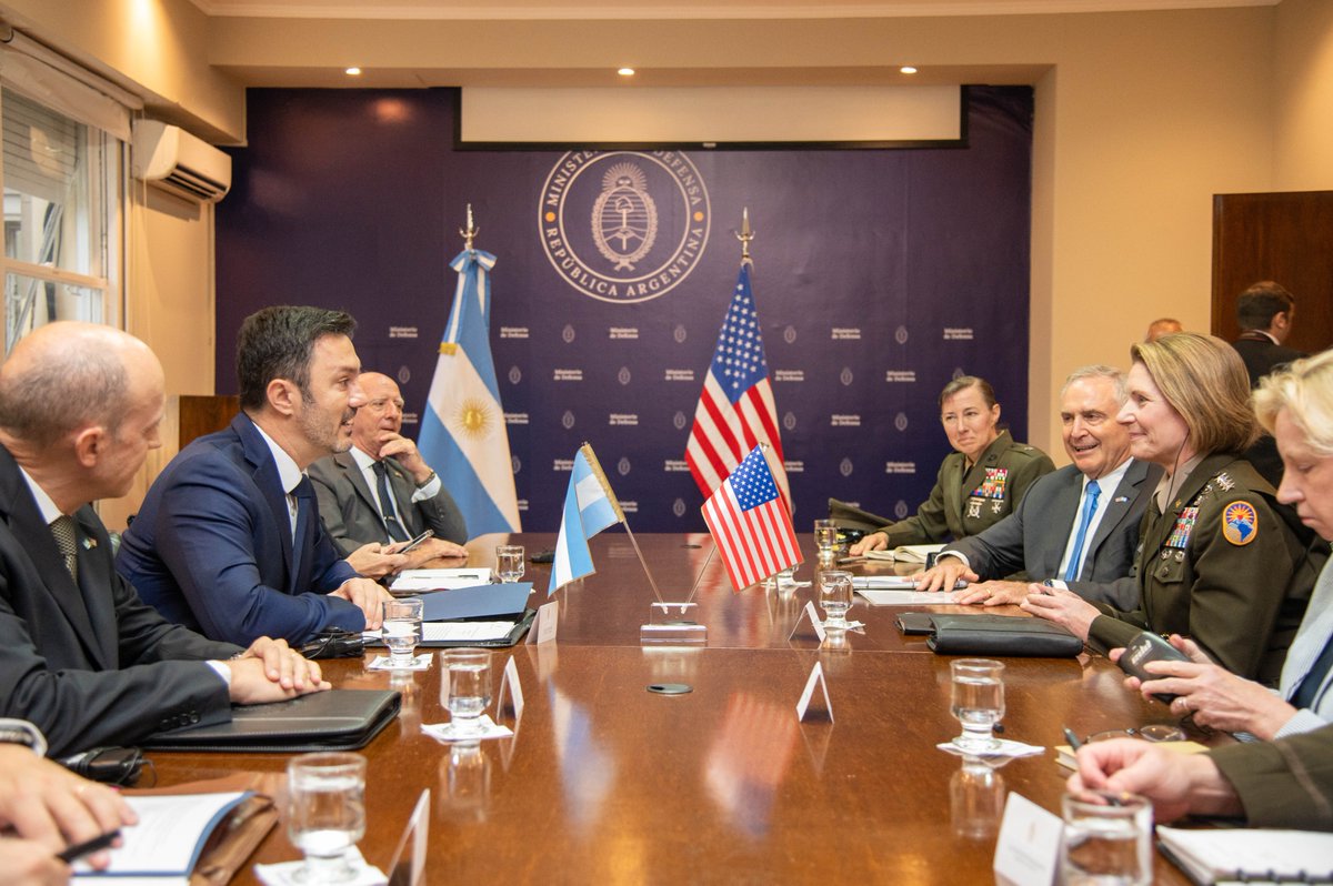 La Gen. Laura Richardson se reunió con el ministro Luis Petri para conversar sobre cómo continuar fortaleciendo la larga asociación entre nuestros países en materia de defensa y contribuir a los objetivos de modernización militar de Argentina.