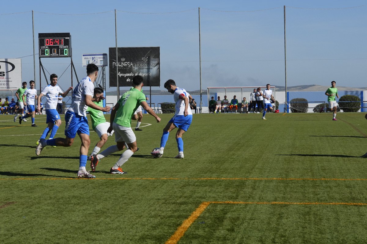 El CD Arahal sigue peleando por la permanencia en 1ª Andaluza. Tras Semana Santa, el cuadro blanquiazul, 13º con 23 puntos, encara el tramo final de la competición. 
Este domingo, a las 11.30 hrs, los de David Jiménez visitan a la U.D. Morón CF, último clasificado.
📷 <a href="/MrFalipi/">Rafa_Morito</a>