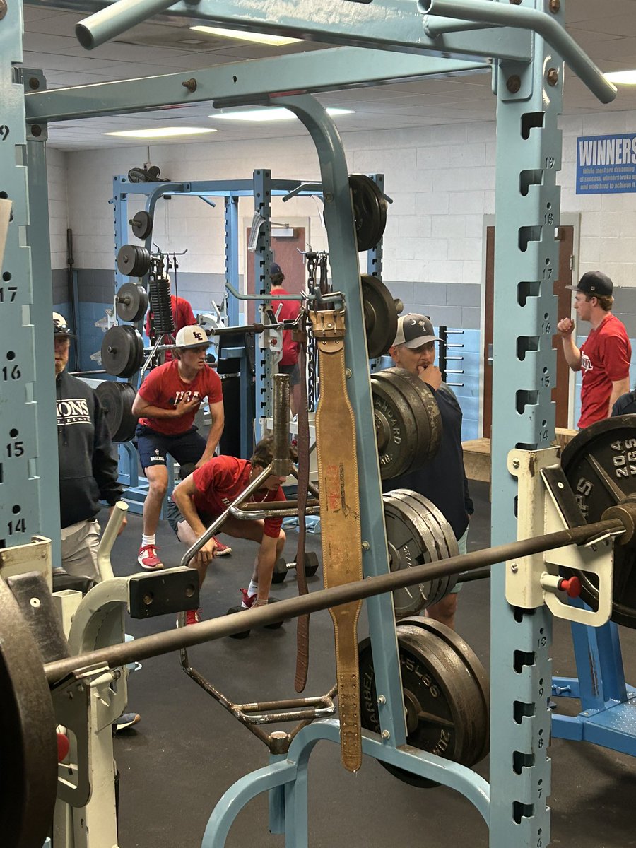 LEDemon_Basebal's tweet photo. If it’s raining, we’re training! 

Thank you @2Liggett2Quit_ for letting us come and get a workout in at St James today!

#LESTRONG https://t.co/lqjuxsRjEV