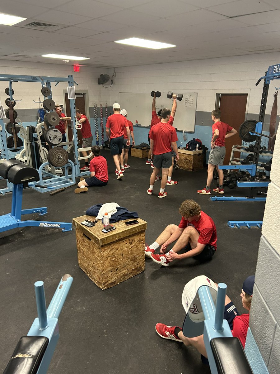 LEDemon_Basebal's tweet photo. If it’s raining, we’re training! 

Thank you @2Liggett2Quit_ for letting us come and get a workout in at St James today!

#LESTRONG https://t.co/lqjuxsRjEV