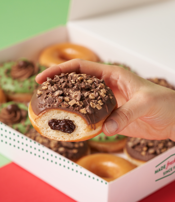 Any wonder UK is losing the battle against childhood obesity when Krispy Kreme, KitKat & Aero partner to trumpet 'delicious new doughnuts perfect for a breather in the middle of the day'. The Aero has 32g of sugar per 89g serving...for £3.25 @lowcarbGP @drjenunwin @HenryDimbleby