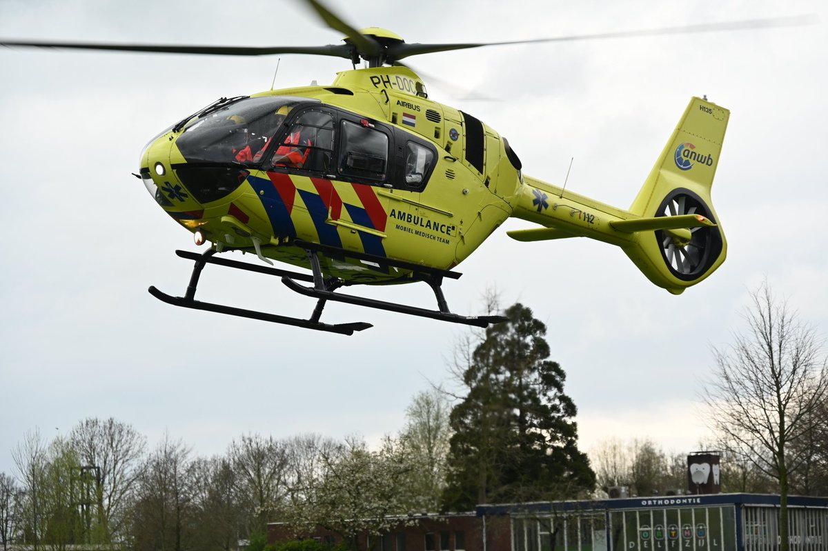 Lifeliner 4 eind van de middag voor een inzet in Delfzijl #lifeliner4  #traumahelikopter