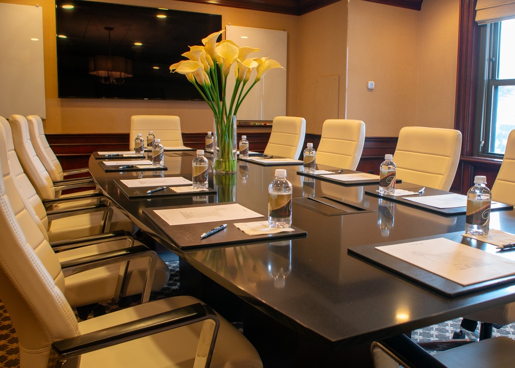 RaphaelHotelKC's tweet image. Meet in style at The Raphael Hotel!💼📝 We offer several meeting spaces to best fit your needs - from a conference room that seats 12 to business suites that go from working to unwinding. View more information at raphaelkc.com/meetings. #raphaelhotel #plazakc