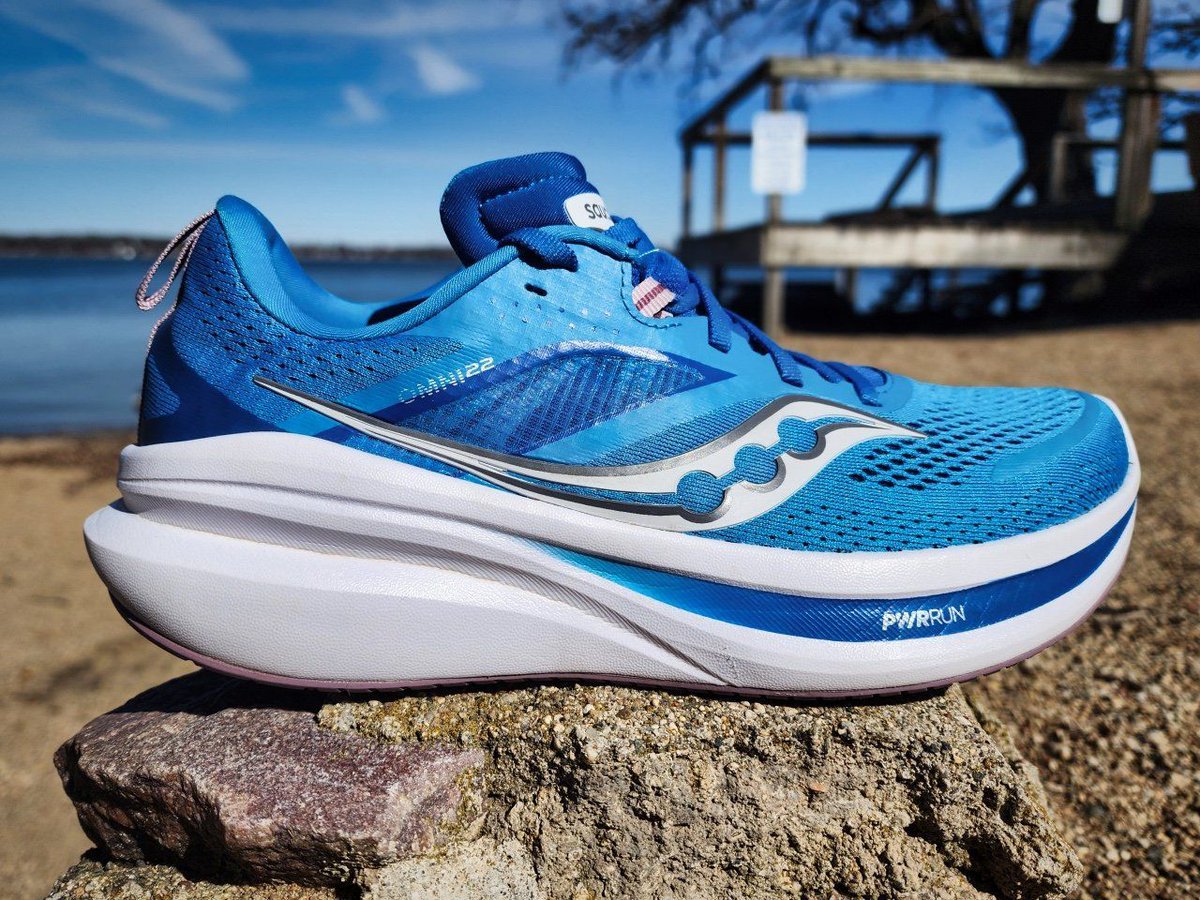The Saucony Omni 22 is a moderate stability shoe built for durability with comfort and a smoother transition with lighter weight. A supportive heel stands out in this shoe and limits inefficient torsional movement as the foot begins to roll forward. - bit.ly/3Jo5bpP