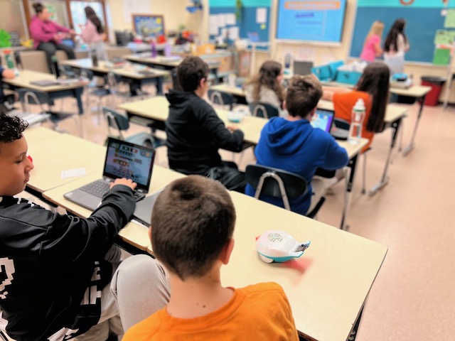 🤖 Fifth graders at Blairsville Elementary, led by Mrs. Stile, are honing essential skills with the Finch robot! 🚀 Through hands-on learning, they're mastering problem-solving, critical thinking, and creativity. #BirdBrainTech #CodeJoy @RVSDSuper @RVSDBES