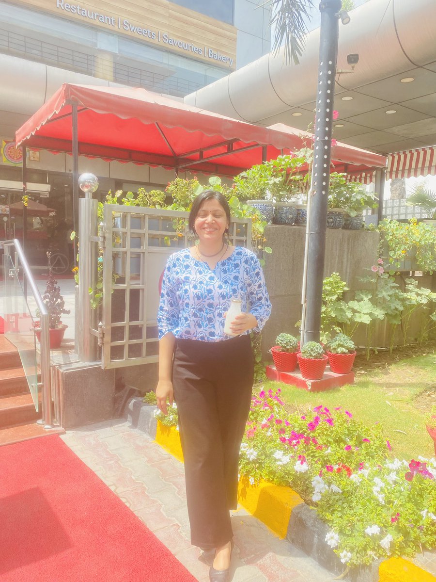 ‘बाँधने मुझे तो आया है, 
जंजीर बड़ी क्या लाया है? 
यदि मुझे बाँधना चाहे मन, 
पहले तो बाँध अनन्त गगन। 

‘हित-वचन नहीं तूने माना, 
मैत्री का मूल्य न पहचाना, 
तो ले, मैं भी अब जाता हूँ, 
अन्तिम संकल्प सुनाता हूँ। 
याचना नहीं, अब रण होगा, 
जीवन-जय या कि मरण होगा।