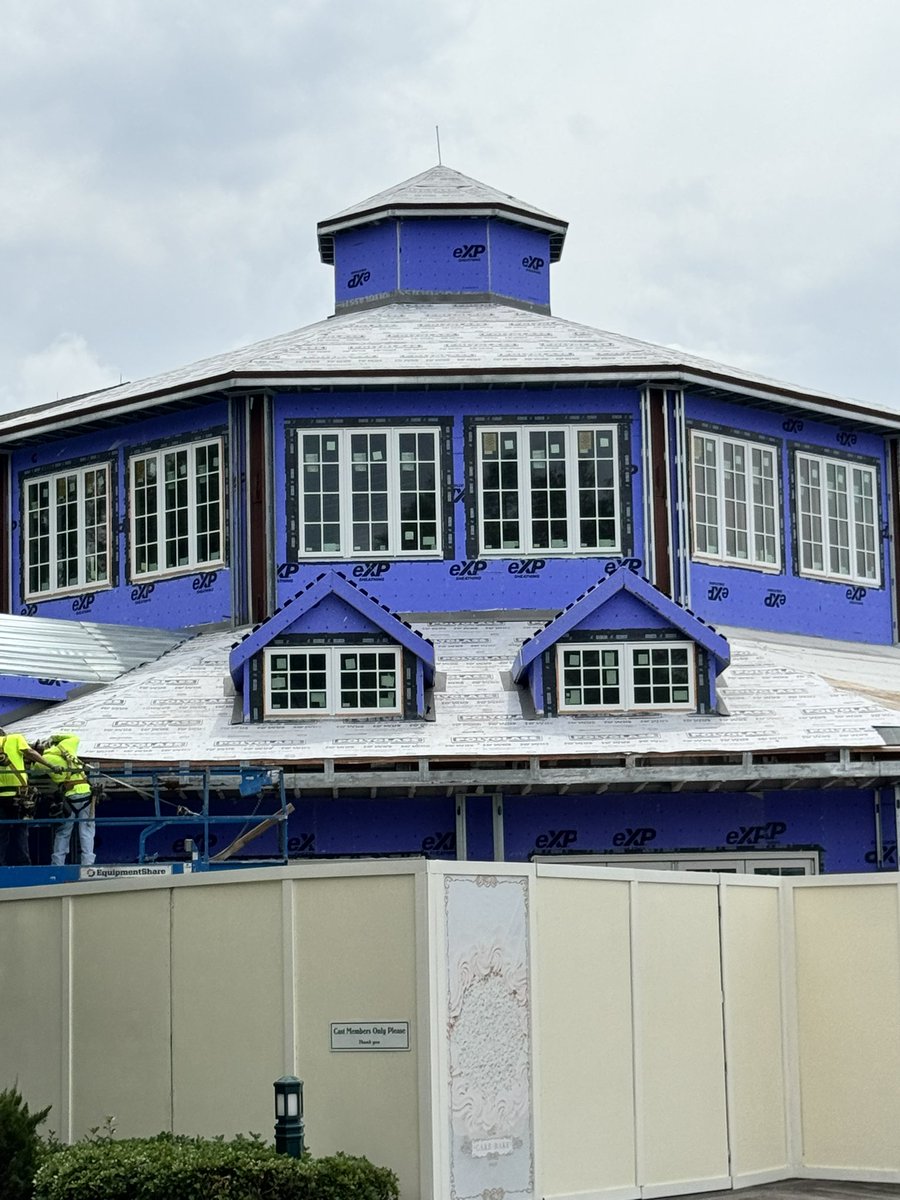 MickeyBlog_'s tweet photo. Roofing is officially being added to the Cake Bake Shop 🍰🎂🧁🍥🥮
#cakebake #theboardwalk https://t.co/m9iqPdq7Rg