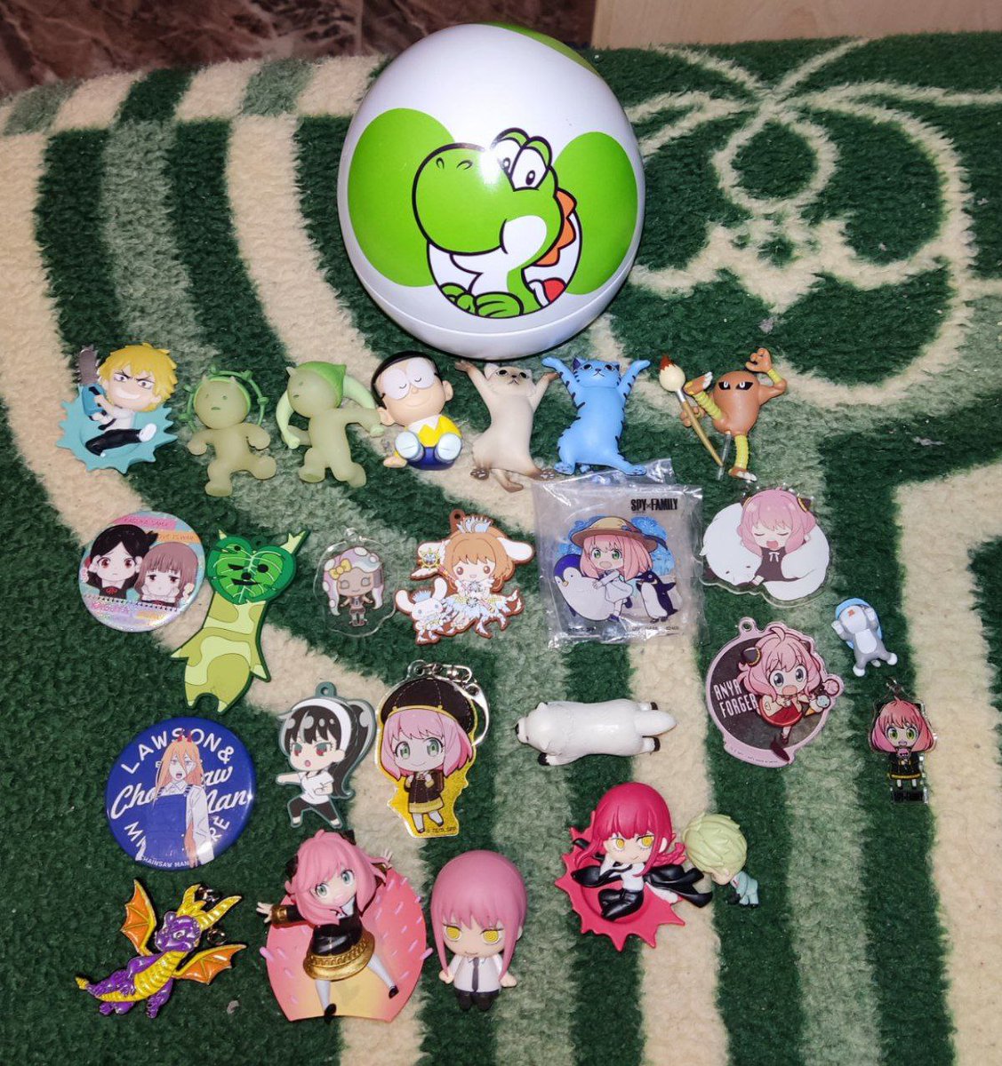 sito_pixelacos's tweet photo. Aquí me han metido un montón de figuras y llaveros de anime, pero no se de que dibujos o comics son las niñas esas del pelo rosa. Disgnoren mi inculpancia. Al menos se que el niño de gafas de debajo de Yoshi es Kenichi de Hattori el ninja (o era Kikeretsu?). https://t.co/VRbALmiQlJ