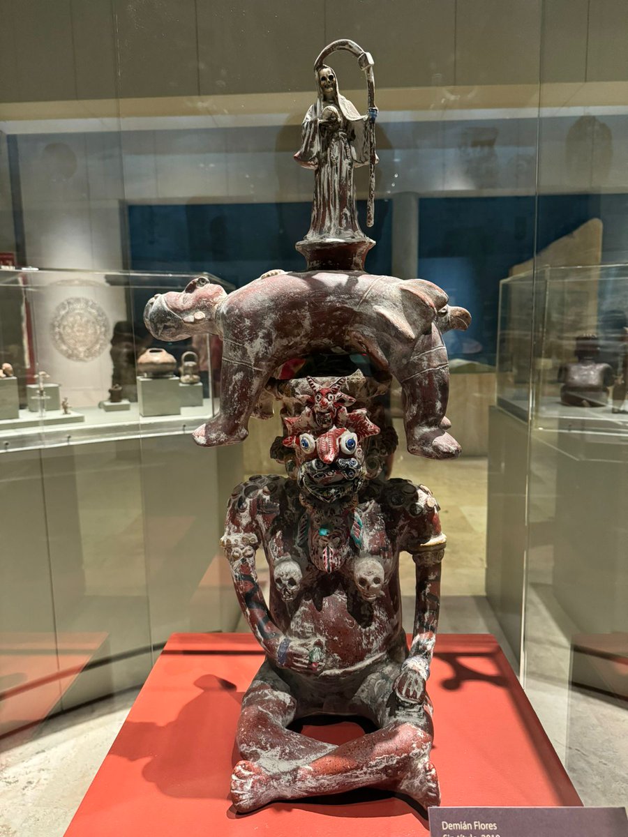 VivaLaCalaca's tweet photo. 🛡️💀 Llevar la imagen de la calavera/muerte, no es solo un símbolo de protección ancestral, sino una práctica viva que se adapta y renueva con el tiempo. 

La muerte, un escudo contra adversidades, ahora se viste de modernidad.🌼 💀🌼
#TradicionYModernidad #CalaveraProtectora https://t.co/1tW53w99ki