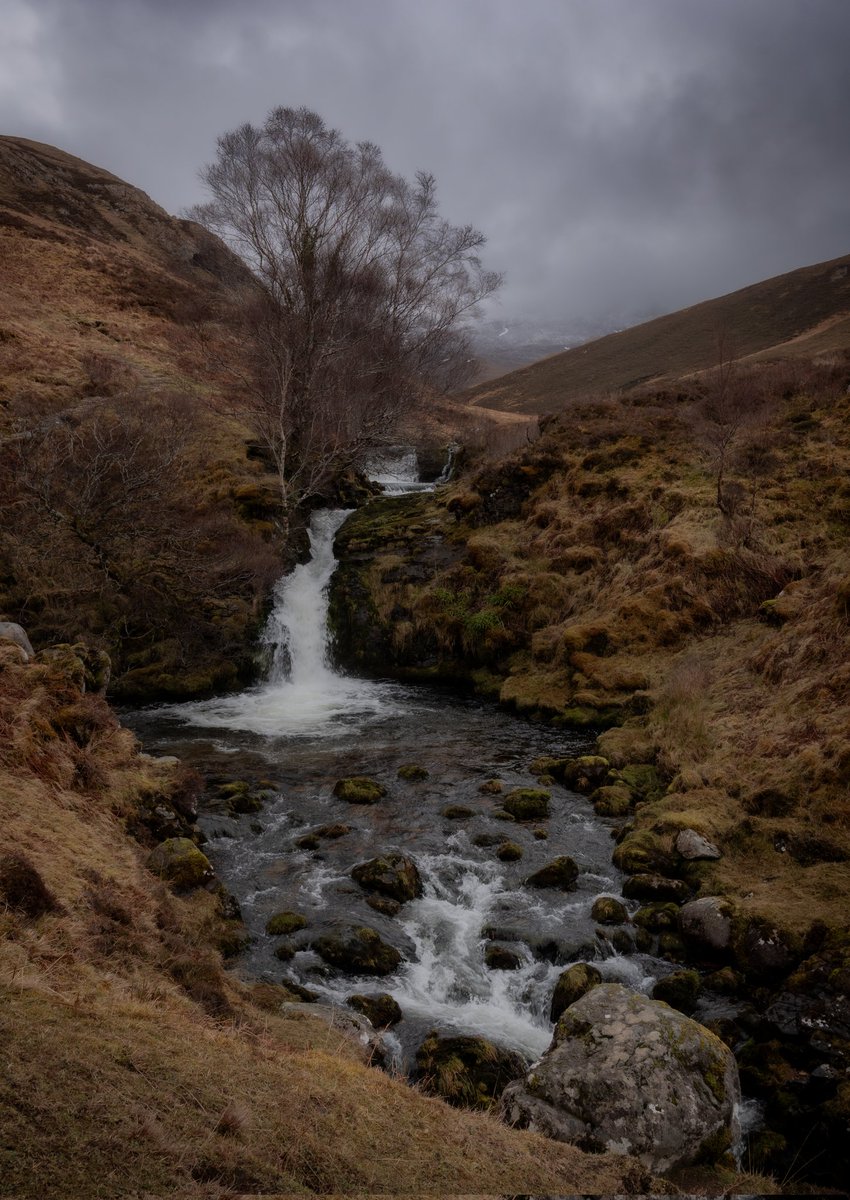 We came across this little waterfall on the way to the Bone Caves in Assynt, Scotland.
#Scotland #Assynt