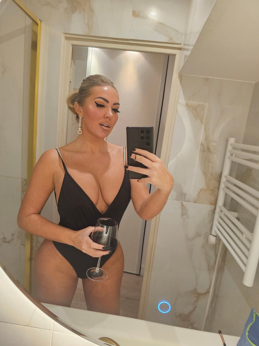 It's 9, red wine & I'm online... onlyfans.com/aisleyne