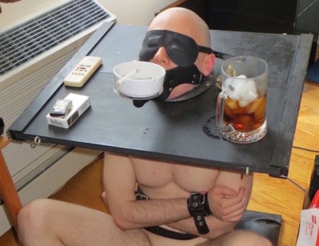 shavedheadslave's tweet photo. 想被這樣當作茶具。如果不小心把杯子弄翻了給主人懲罰藤鞭10下。 https://t.co/qwpgs4mzjI