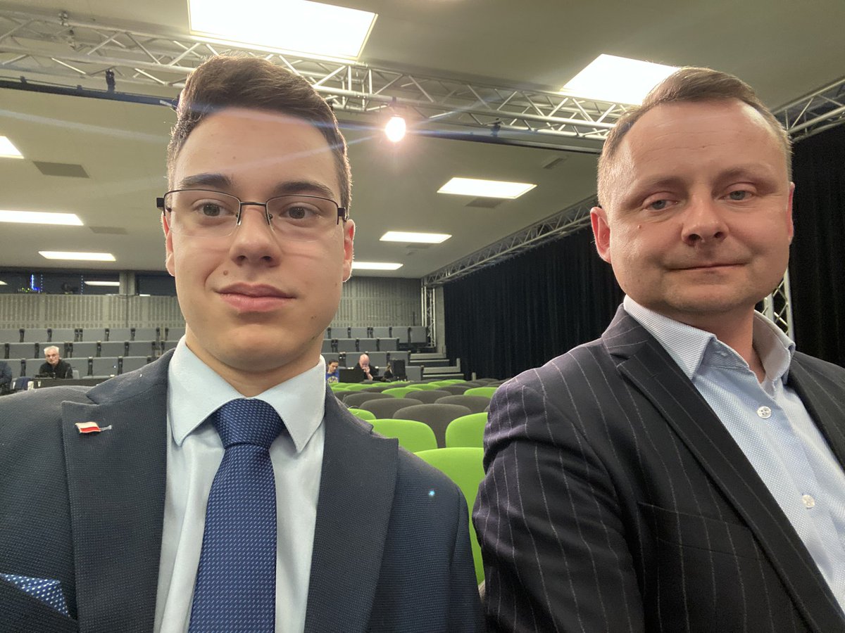 KamilKaflowski's tweet photo. 🇵🇱🤝🏻Z @DeDydynski uczestniczymy w zorganizowanej przez @RadioOpole „Debacie Prezydenckiej”.

🎙️W dyskusji udział biorą:
🔹Pan Michał Nowak - @pisorgpl 
🔹Pan Ryszard Skawiński -@KONFEDERACJA_ 
🔹@OPOLEPrezydent wzorem @trzaskowski_ nie pojawił się na debacie. https://t.co/iDLAbf30k1