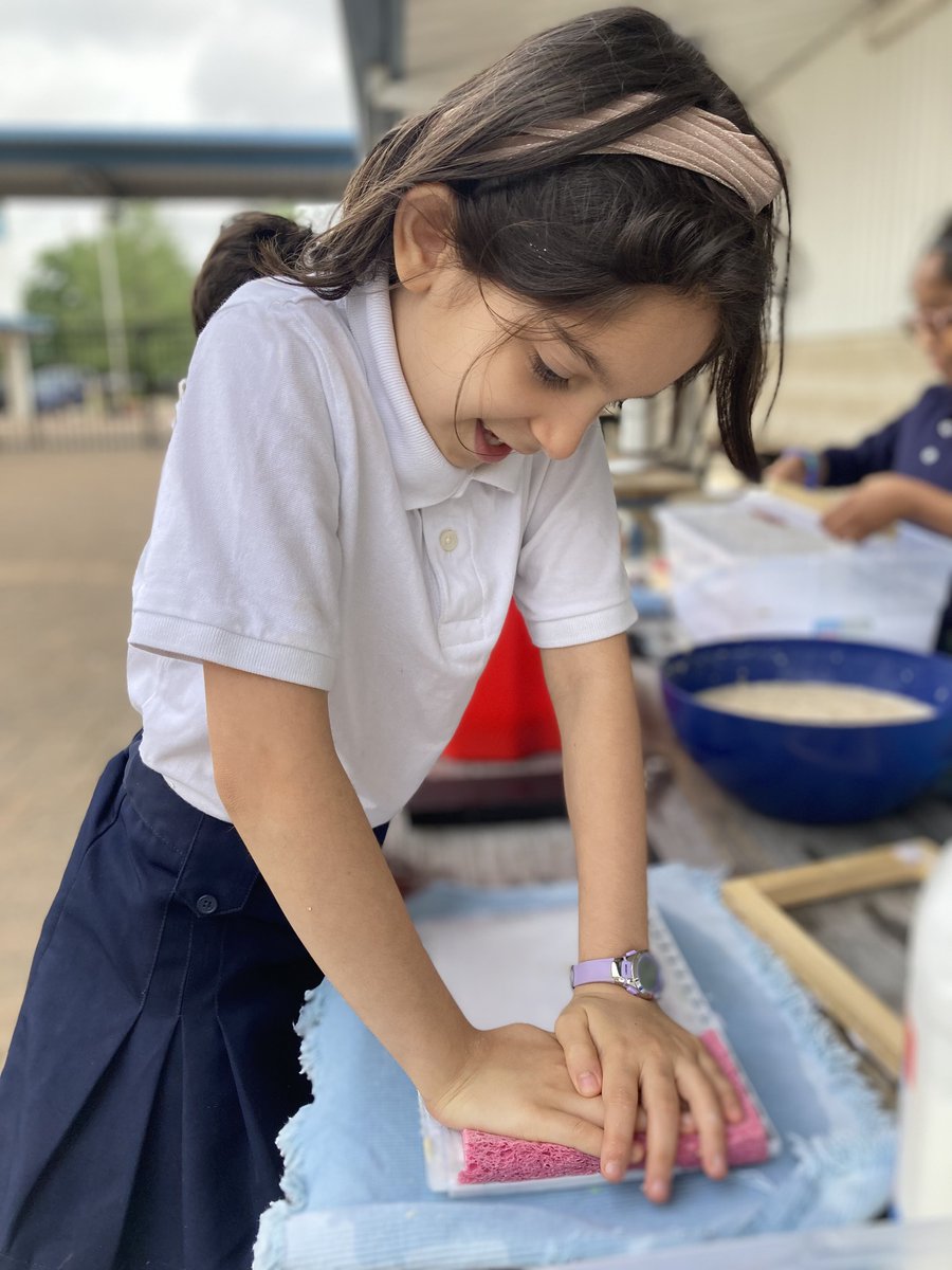 MontessoriHTX's tweet image. 📜🎨 #LowerElementary #students had a blast this week diving into the #history of papermaking! 🇨🇳 From ancient origins to modern-day fun, our students got hands-on with the process of creating their very own paper. ✂️ It perfectly tied into their continent study of Asia! 🌏📚