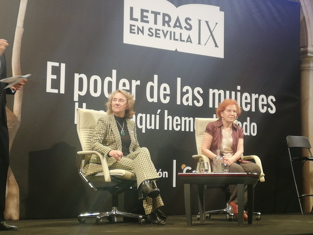 En @LetrasenSevilla en @Cajasol se da la palabra a las #investigadoras (compañeras de @twitamit_es @AdelaMunozUS y Margarita del del Val) : El poder de la #Ciencia para combatir la #ignorancia... Y hablan de @cientifica_lola y el poder de la #divulgación!!!!
