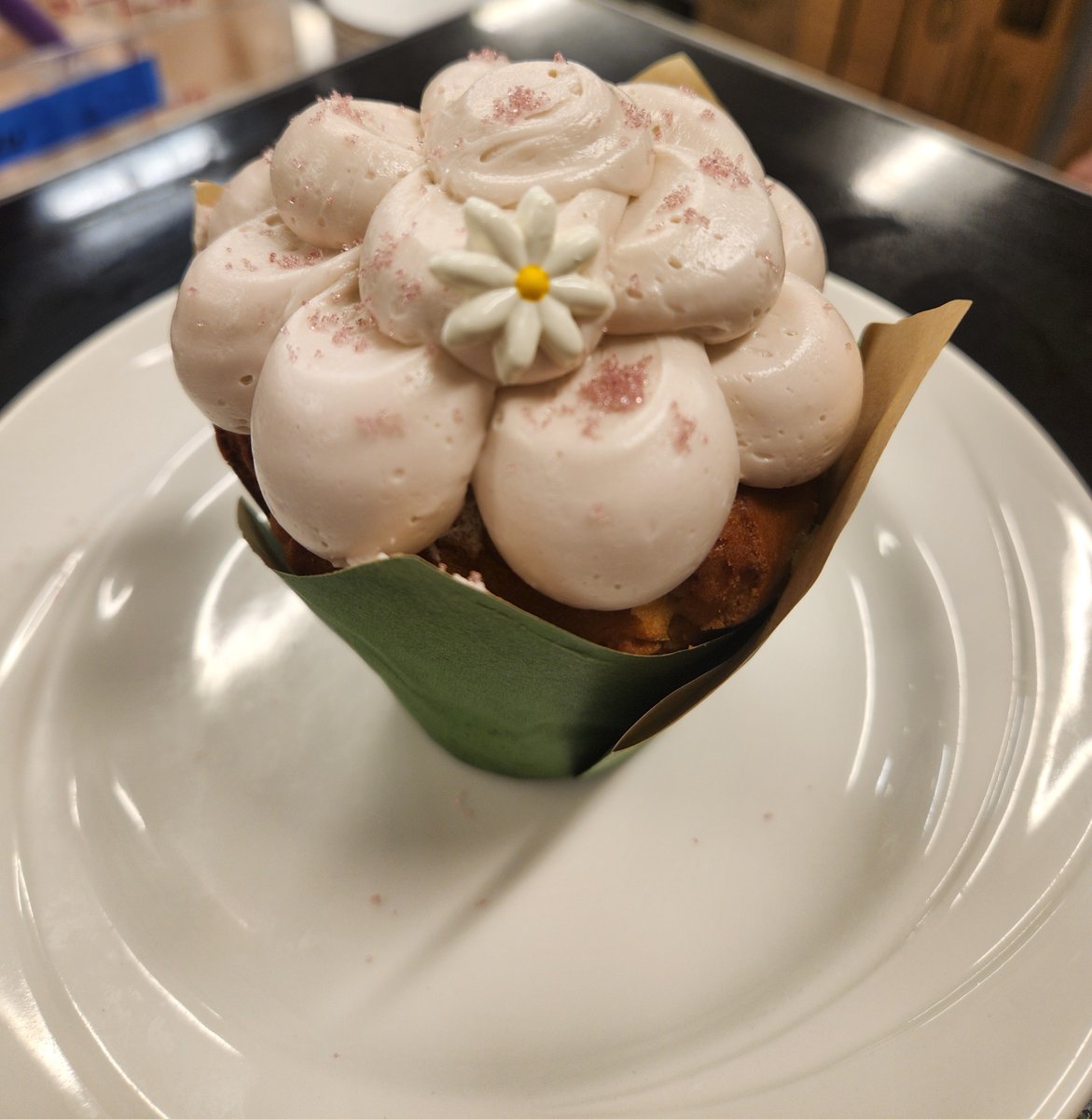 Spring is in the air... and in the cupcakes

Don't miss out on your chance to try the new featured cupcake of the month at Cafe J: Lemon Lavender 

Lucious vanilla cake with a delicious lemon curd filling and a floral lavender buttercream 🍋