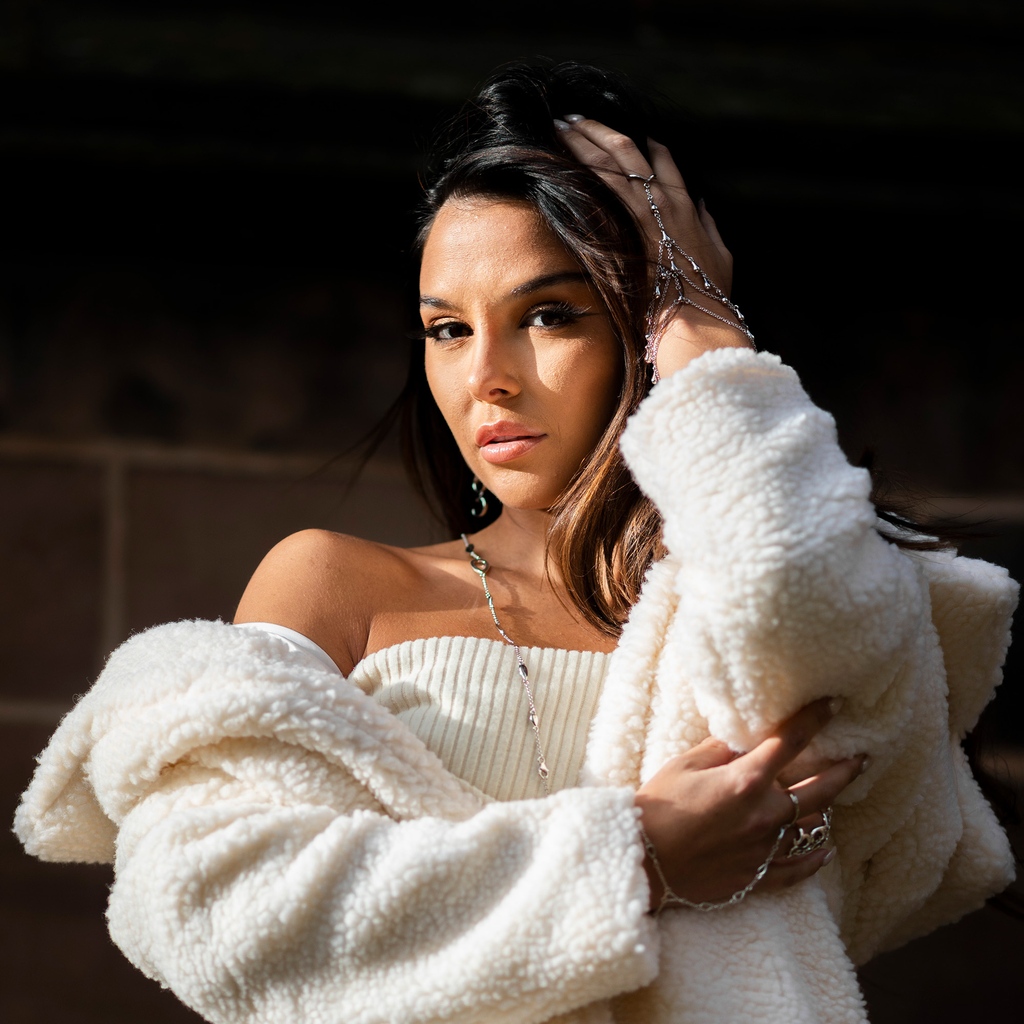 Unleash your inner model: strike a pose with our stunning Be Unique pieces! ⚡️