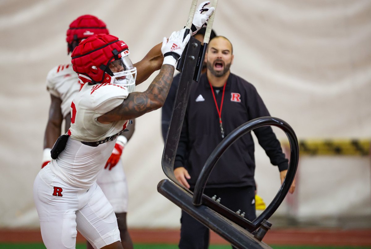 Some great shots of yesterday's #Rutgers football practice by @AndyMills_NJ. That's @moseswalker hitting the sled, a first look at freshman @kajsanders_, Desmond Igbinosun scowling and @TimmyWard10 hauling in a pass 📸More pictures here: nj.com/rutgersfootbal…