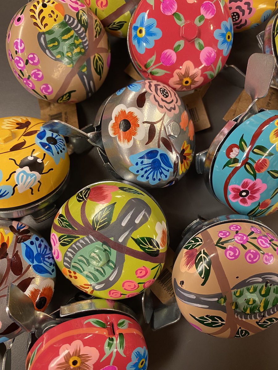 Deze handbeschilderde fietsbellen uit India zijn ideaal voor iedereen die wel wat vrolijkheid kan gebruiken. #fairtrade #wereldwinkel #Aalsmeer #Kudelstaart #Rijsenhout #Uithoorn #India