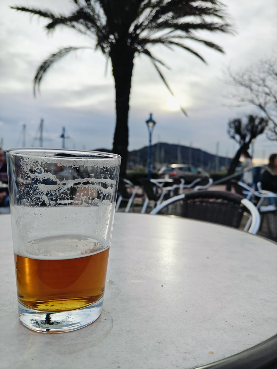 Meloncesto's tweet photo. 36 horas sin fumar... No recuerdo cuándo me había tomado una cervecita outdoor sin darle al humo... #wishmeluck #learningtowalkagain #nowayback #mismejorescigarrosyapasaron https://t.co/4JzzbD3EQB