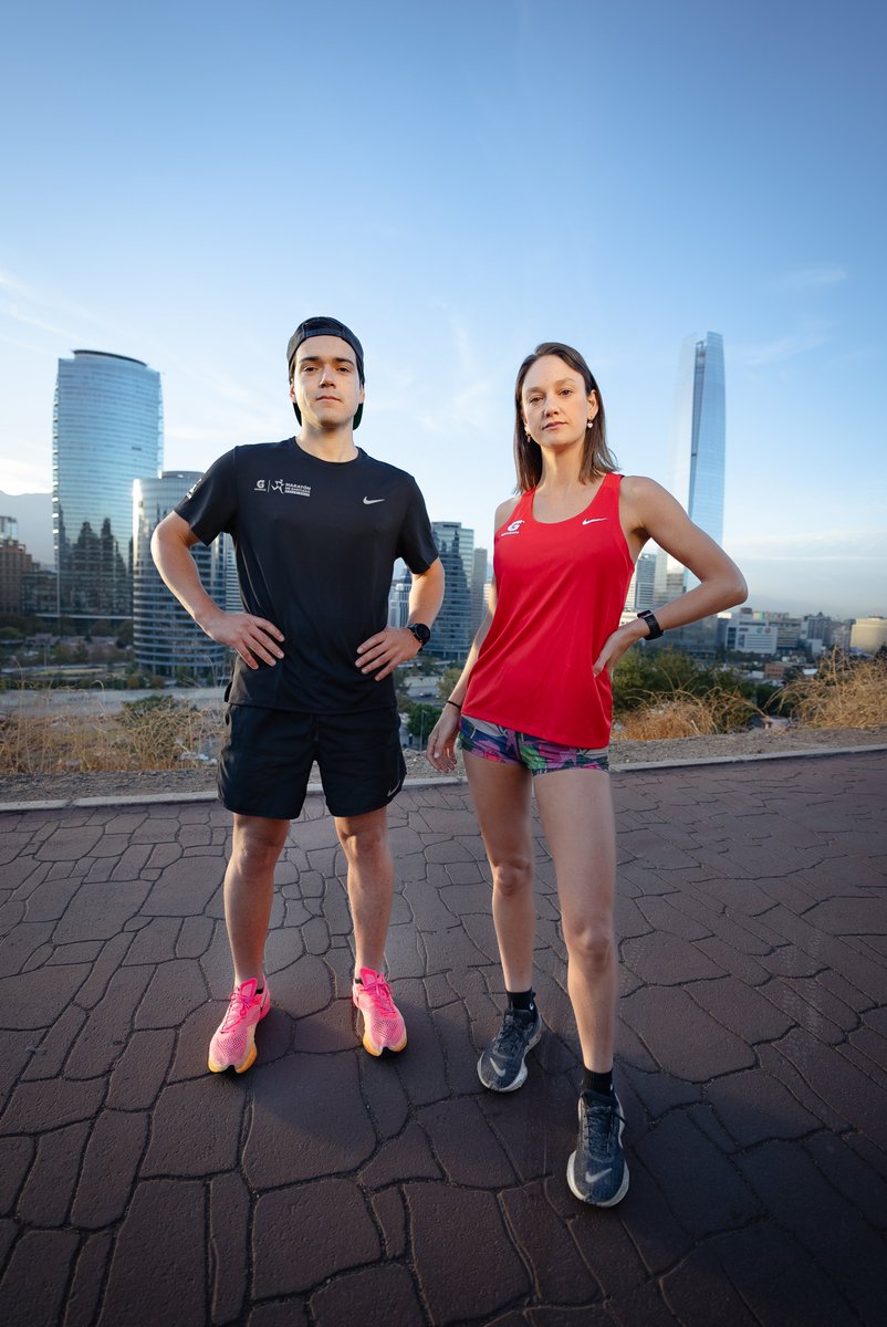 Corre_cl's tweet image. #GatoradeMaratóndeSantiago #Corre_RM
La organización del Gatorade Maratón de Santiago, junto con Nike, presentaron la nueva indumentaria, que este  año cuenta con un condimento especial: una camiseta roja sin mangas para  los 42K y una negra tradicional para los 10K y 21K.