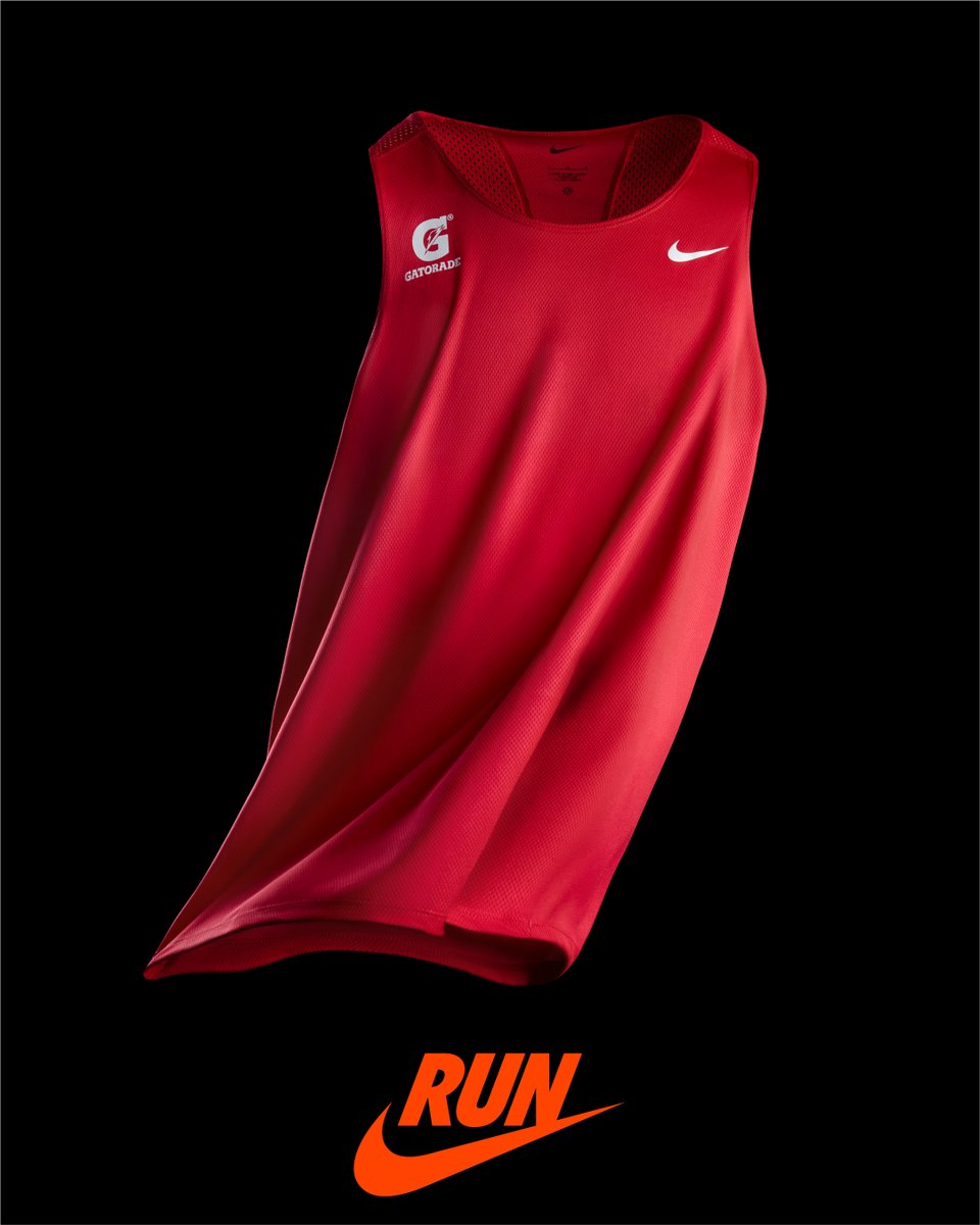 Corre_cl's tweet image. #GatoradeMaratóndeSantiago #Corre_RM
La organización del Gatorade Maratón de Santiago, junto con Nike, presentaron la nueva indumentaria, que este  año cuenta con un condimento especial: una camiseta roja sin mangas para  los 42K y una negra tradicional para los 10K y 21K.
