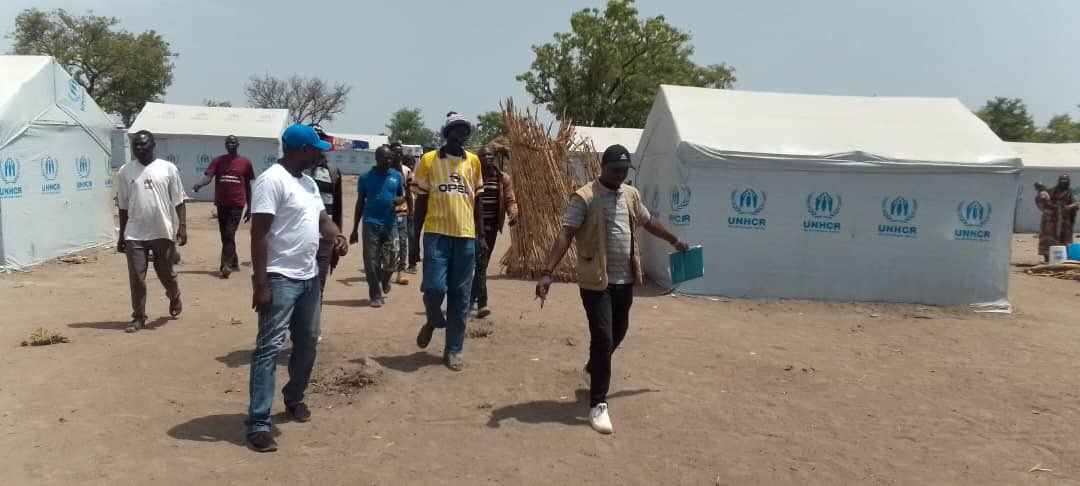 📍A Paoua, en prelude de la Journée de sensibilisation sur les engins explosifs, le 4 avril, avec les partenaires @UNMAS & @IOM_CAR, nous sensibilisons les demandeurs d'asile 🇹🇩 Tchadiens qui vivent à #Betoko sur la prevention d'incendies.