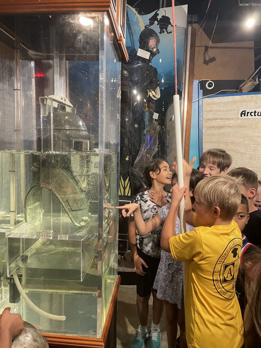 We were thrilled to welcome Key Largo School to our exhibits last week! We hope you guys visit again soon and that you all learned a ton about diving history~⚓️🤿🌊