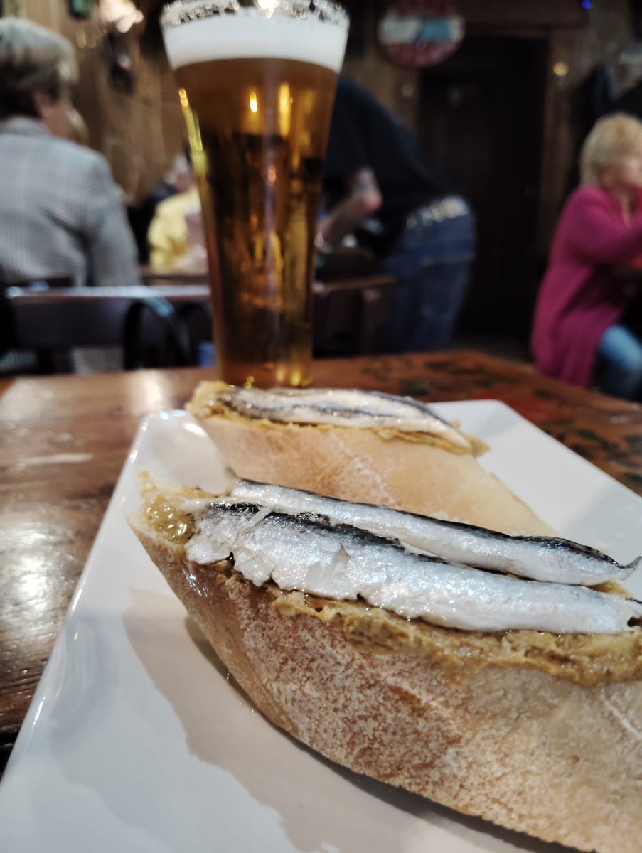 En #Gijón existe un bar que además de su cercana atención 😍con cada consumición nos regalan un pincho, a escoger entre varios, hoy hemos probado Boquerones con crema de Centollo y el pan recién hecho 🤤 #ElAndén 🚂 C. Marqués de Casa Valdés, 2 Gijón, #Asturias