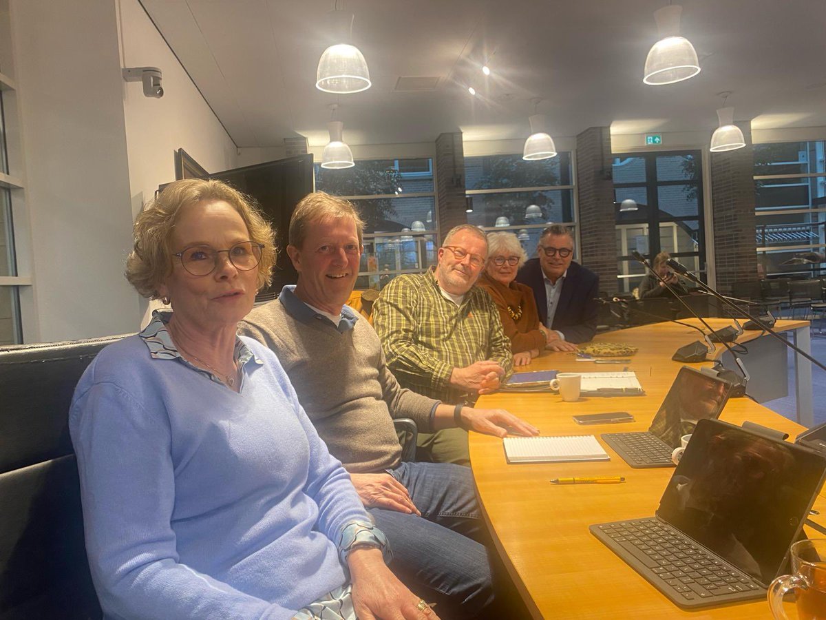 HEILOO2000's tweet image. Raadsinformatie avond Regio Alkmaar Heiloo-2000 goed aanwezig! Waar zijn de andere partijen uit Heiloo? #heiloo