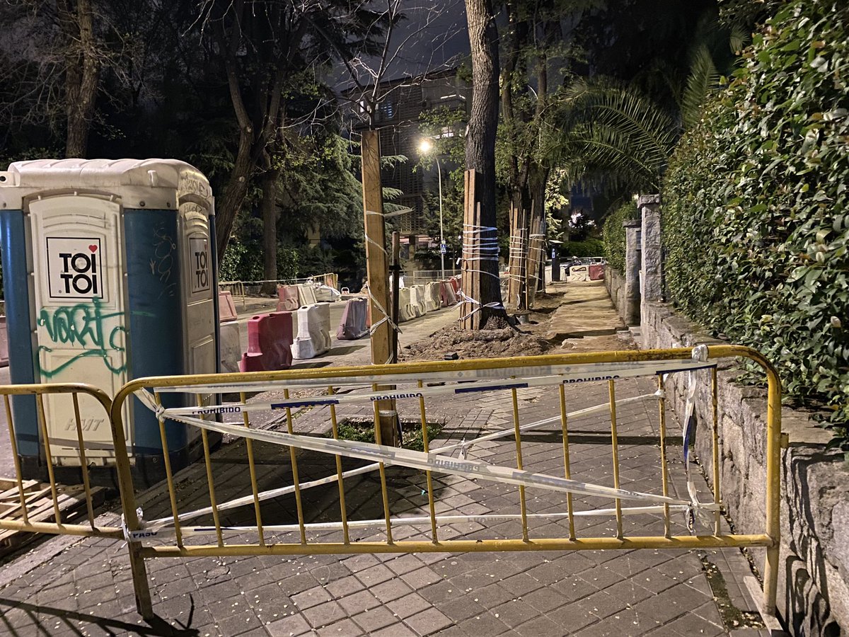 ANAMCAPRI's tweet photo. Obras en nuestras calle. Nos precintan el acceso a nuestras viviendas, con qué derecho? #vecinosperjudicados #abuso @Lineamadrid @MADRID hay que entrar por una puerta estrecha, con peor accesibilidad y con poca seguridad por la noche. https://t.co/P1WgmYNRpc