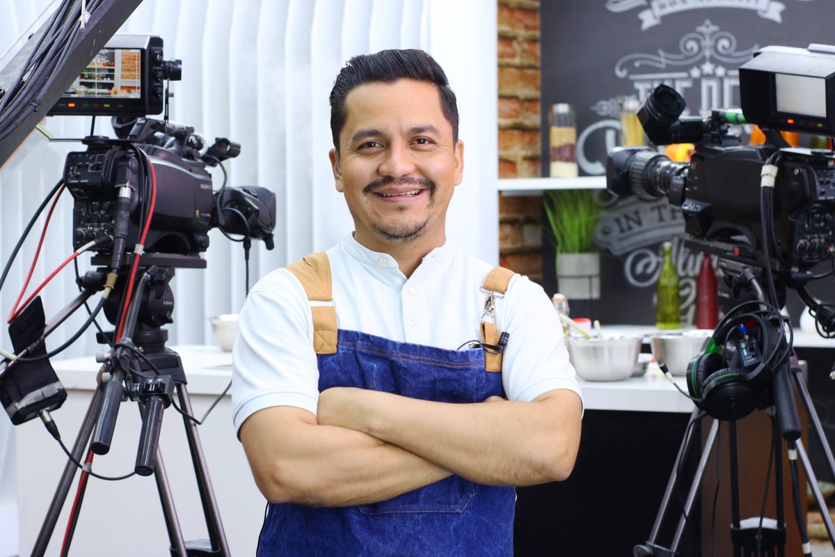 🤩Así arrancamos Aroma y Sazón 21🤩🥦 🍴Ahora en el mejor programa de cocina de El Salvador, el chef Urías prepara un sushi de pan y una deliciosa ensalada Cobb👨🏽‍🍳