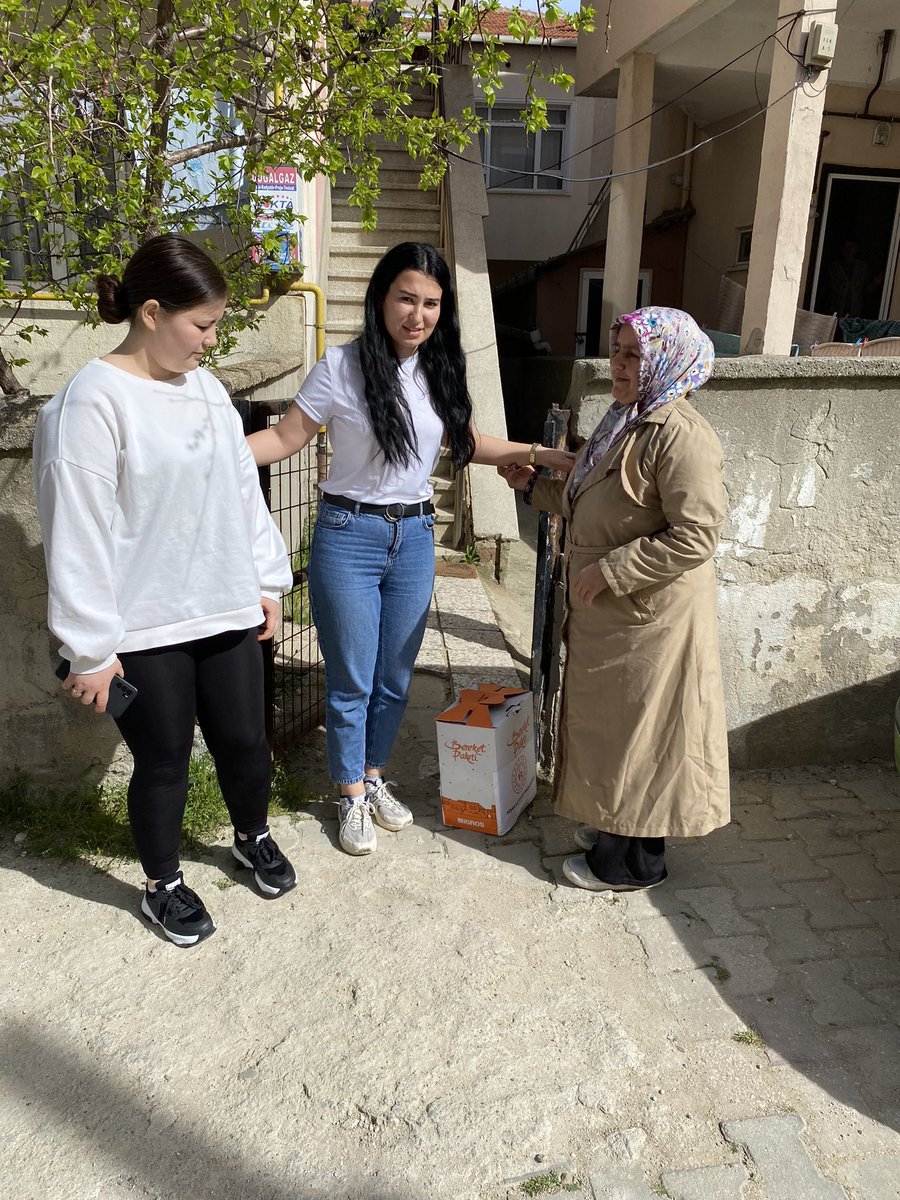 Keşan Kız Yurdu Müdürlüğü olarak ihtiyacı olan ailelere bayram öncesi erzak kolisi dağıttık. ❤️ @GSB_Edirne @EdirneKYGM @selimakGSB @nvn2259