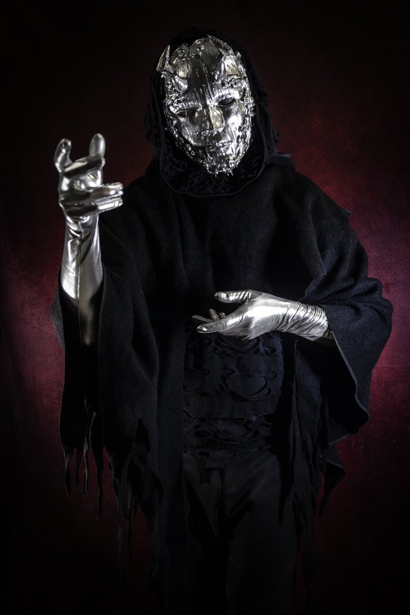 IvanKing777's tweet photo. New pics of ɘʜT ɿoɿɿiM nɒM 🪞 
This is my latest one of a find piece, only one copy in the world!

#mask #masks #resinmask #fullmask #victorian #victorianmask #venetianmask #gothicmask #bloodbornemask #larp #halloweenmask #baroquemask #handmademask #custommask #ivankingart https://t.co/Enc9VwbczF