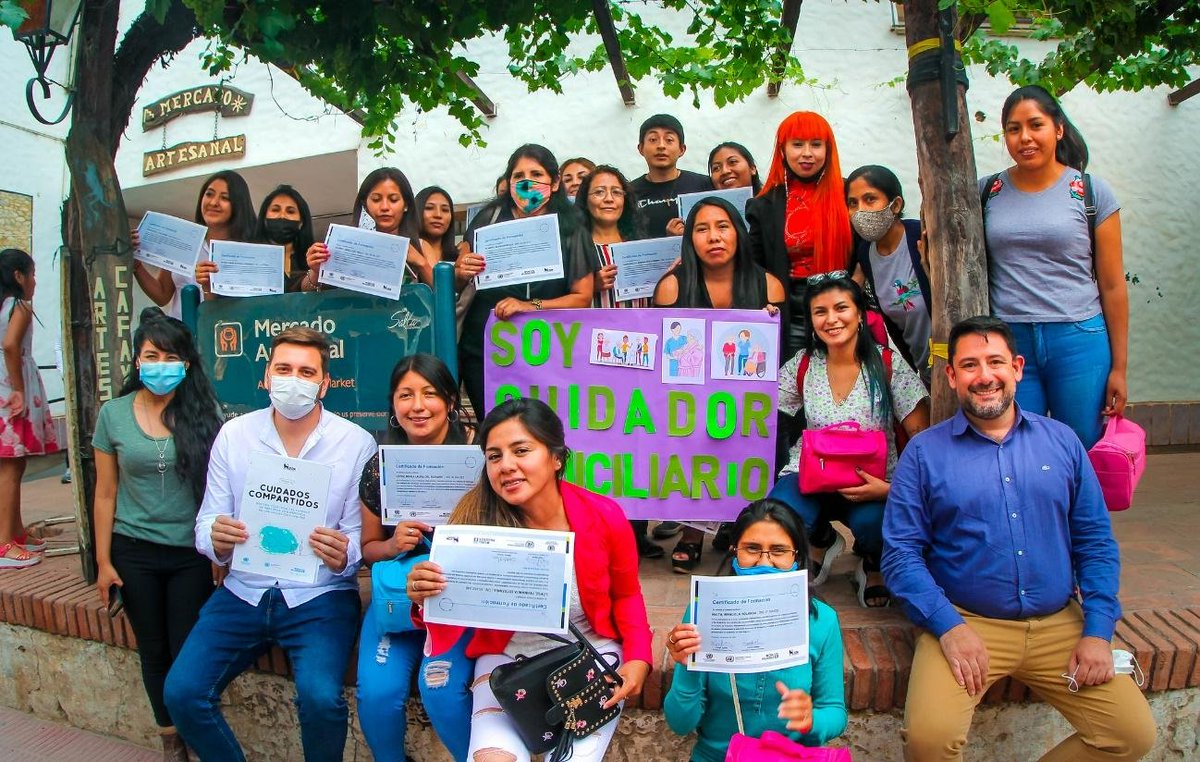 🧹🍴 Hoy es el Día del Personal de Casas Particulares 🇦🇷. A través del proyecto #CuidadosCompartidos se capacitó a más de 110 cuidadoras de los valles Calchaquíes para formar recursos humanos calificados 👩‍🦳👩‍👧‍👦. #ContemosLosCuidados #CerremosLaBrecha lac.unwomen.org/es/stories/not…