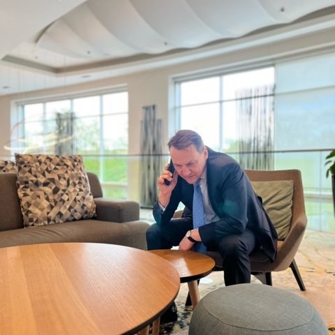 FM @sikorskiradek spoke to the head of @WCKitchen José Andrés. #WCK volunteer Damian Soból, along with six others, was killed by 🇮🇱 shelling. The minister pointed out that if Israel deliberately attacked the convoy, the families of the victims deserve an apology & compensation.