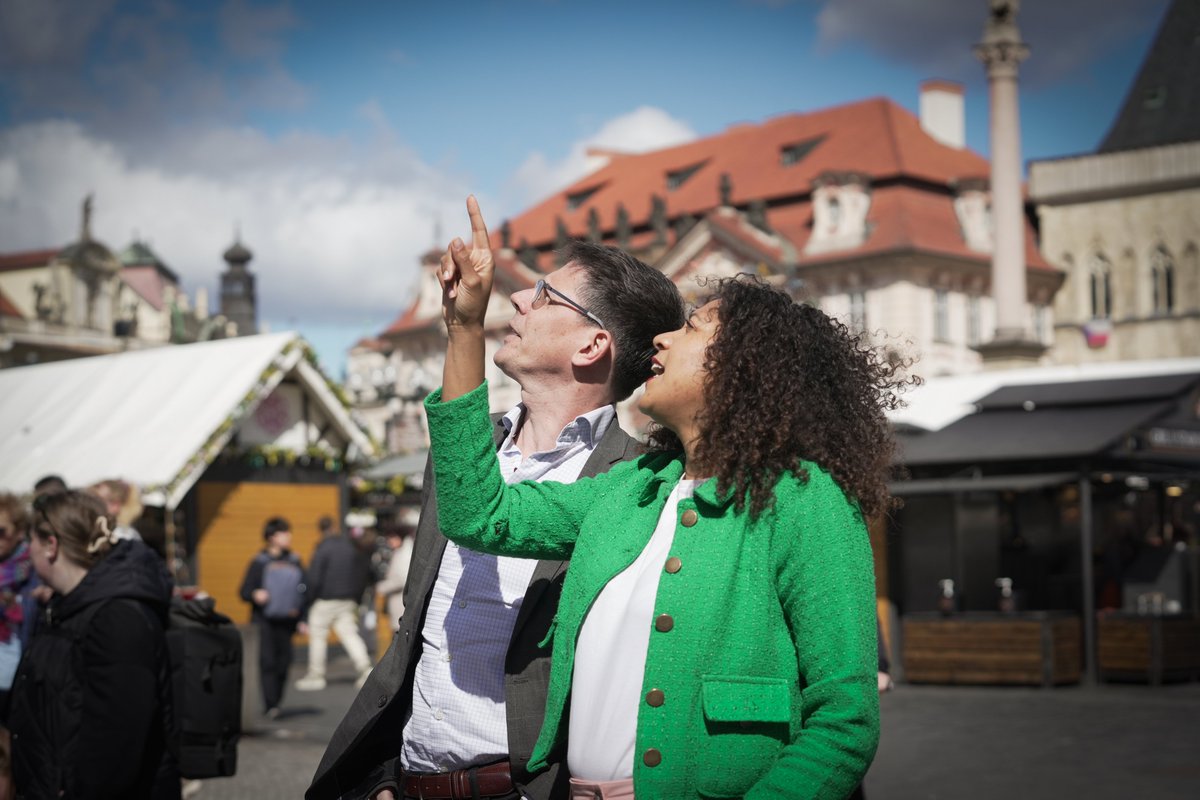 🍻 Who says campaigning can’t be fun?! 🇨🇿 When @BasEickhout visited Johanna @nejedlova in #Prague to remind people to vote in the EU elections. 💚 With her infectious energy, Johanna is ready to shake up the European Parliament as the first Czech Green MEP. #ChooseCourage