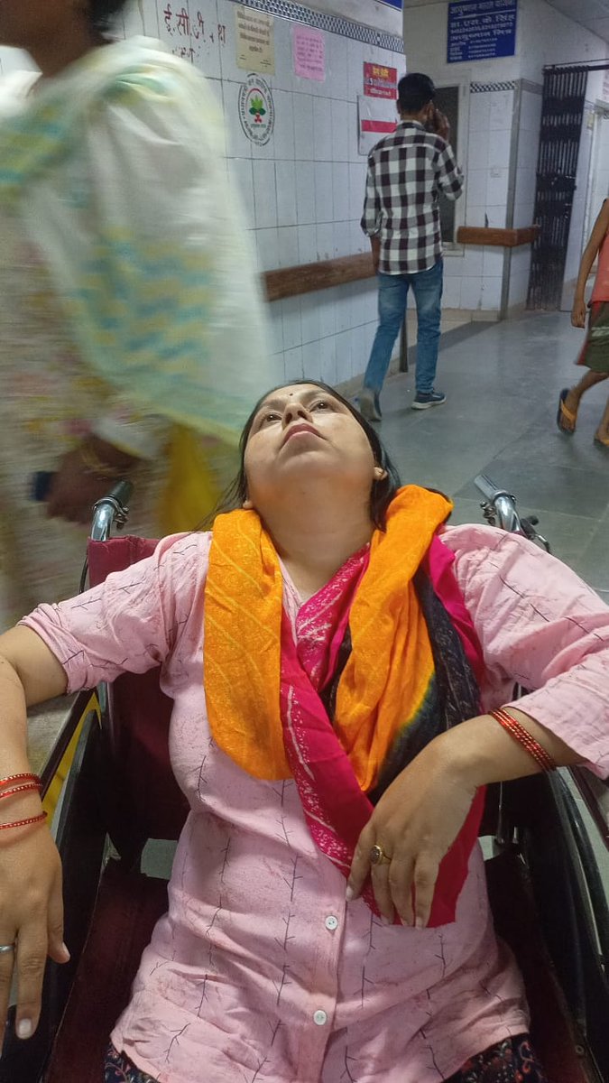 मैं कानपुर के हैलट अस्पताल में हूं कोई डॉक्टर मेरी मदद नहीं कर रहा हैना मुझे भरती कर रहा है कृपया मेरी मदद करें