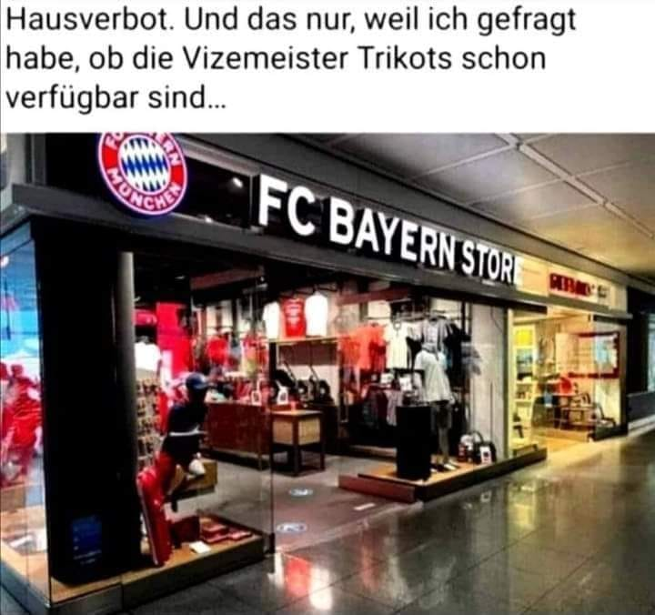 Sallys_Friend's tweet photo. Ich wr kürzlich zu Besuch in München. Habe dabei auch mal kurz beim Fan-Shop des @FCBayern vorbei geschaut. Ich habe da jetzt Hausverbot.  😇🤣 https://t.co/fvihOyjpSX