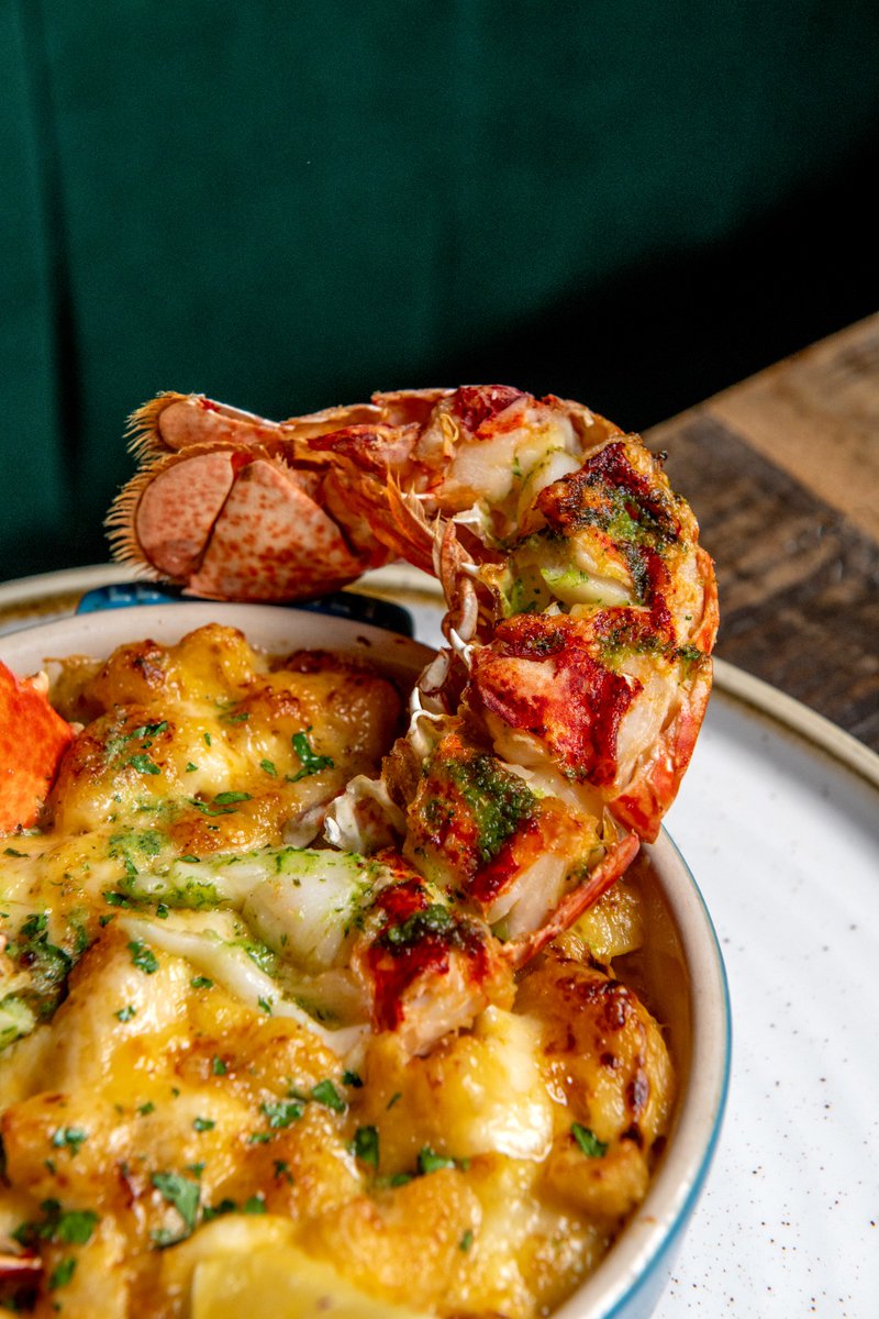 Lobster mac and cheese is back with a bang, baby! 🦞 Get involved with succulent ½ lobster at Sankey’s Seafood Kitchen & Bar this week, which we serve in gloriously indulgent macaroni and cheese for a proper crowd-pleaser from start to finish 👌 #lobstermacncheese