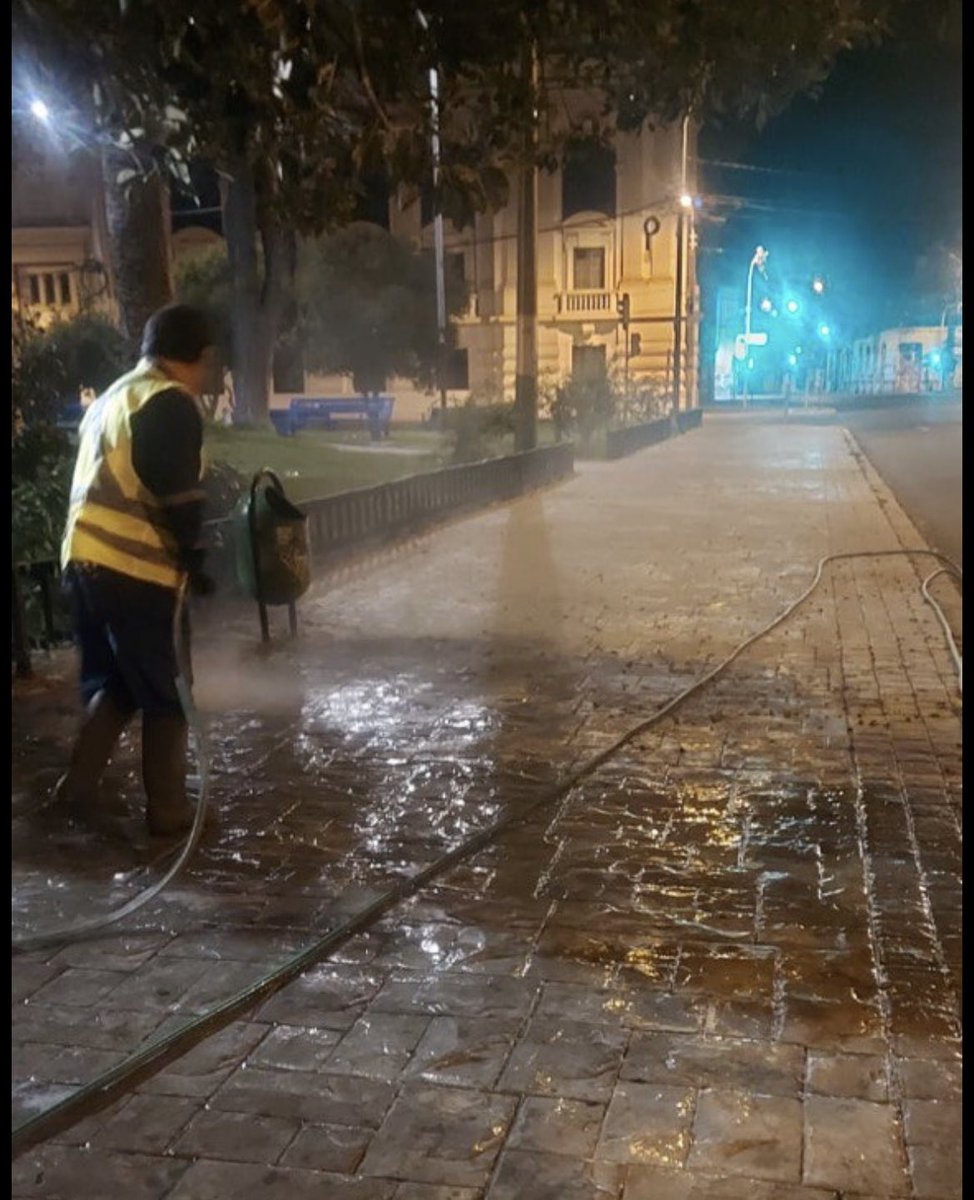 Día 319 'La Joya del Pacífico'. Equipos de la @MunicipioValpo realizaron esta madrugada tareas de hidrolavado en Plaza Simón Bolívar.