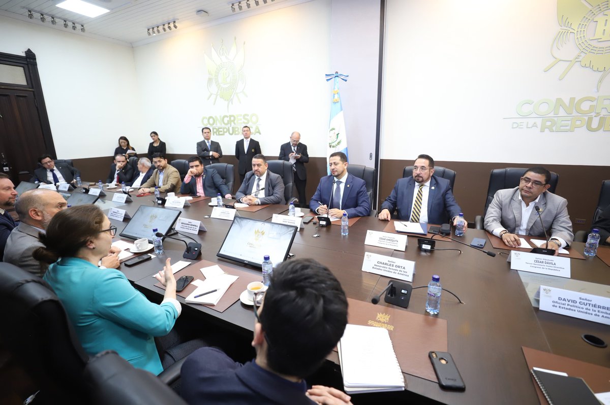 CongresoGuate's tweet image. En la reunión también participan los diputados, Andrea Villagrán, Samuel Pérez, José Sanabria, Óscar Corleto, Elmer Palencia y Julio Héctor Estrada.
