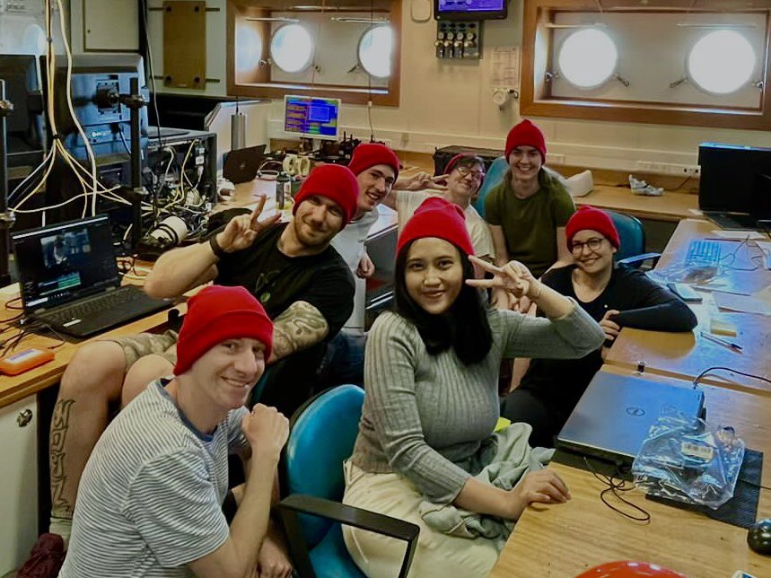 NOCnews's tweet photo. It’s the end of our 20th anniversary @RAPID_AMOC expedition and first-timers have earned their coveted red beanies through hard work, passion and camaraderie. 

Well done #DY174 #RAPID20 team 🐙 https://t.co/xtltiJF8N4