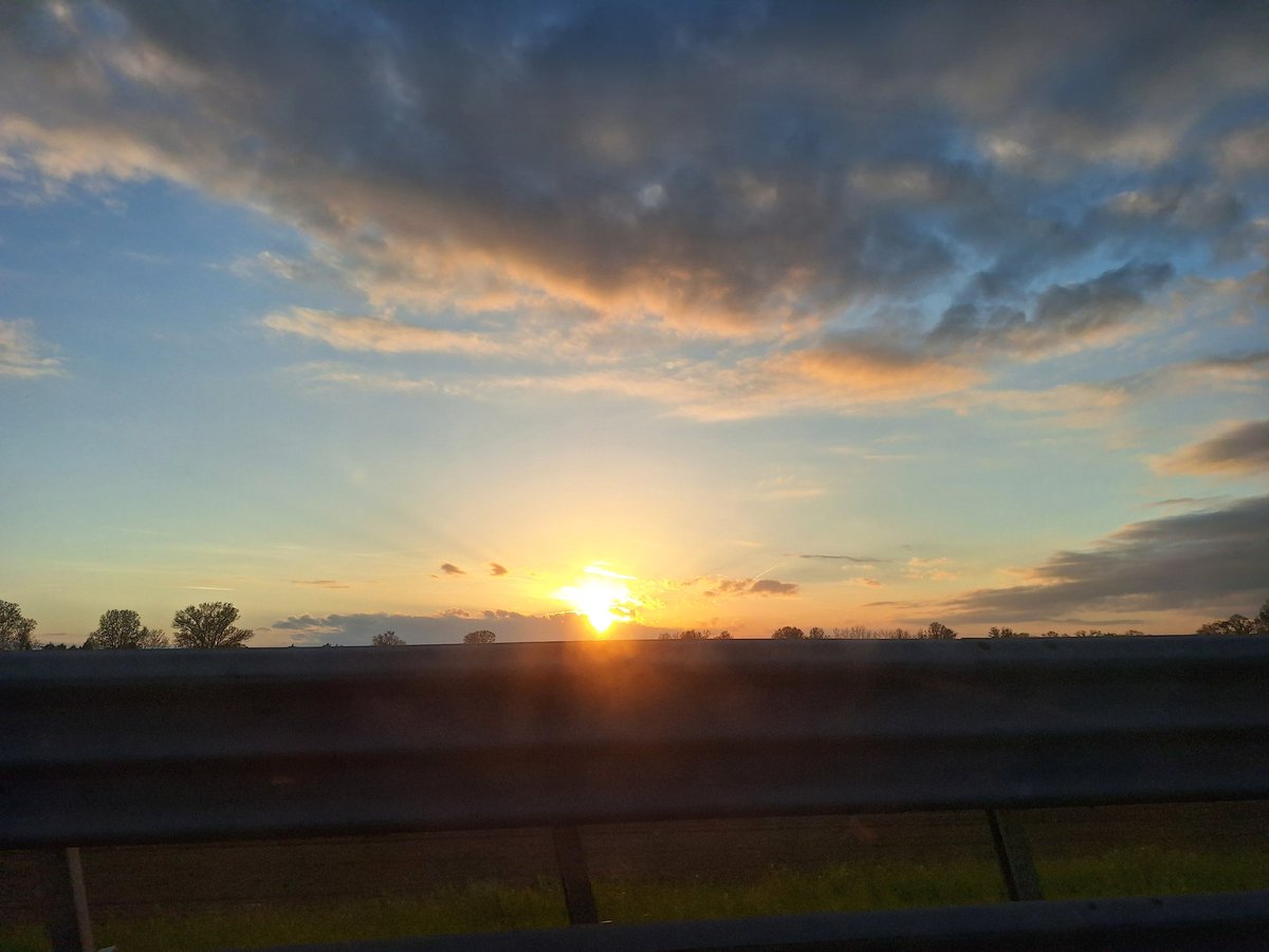 Sghi_Milla's tweet photo. Lo spettacolo è assicurato.
#CloudsAndSunset https://t.co/enA7fOXEnb