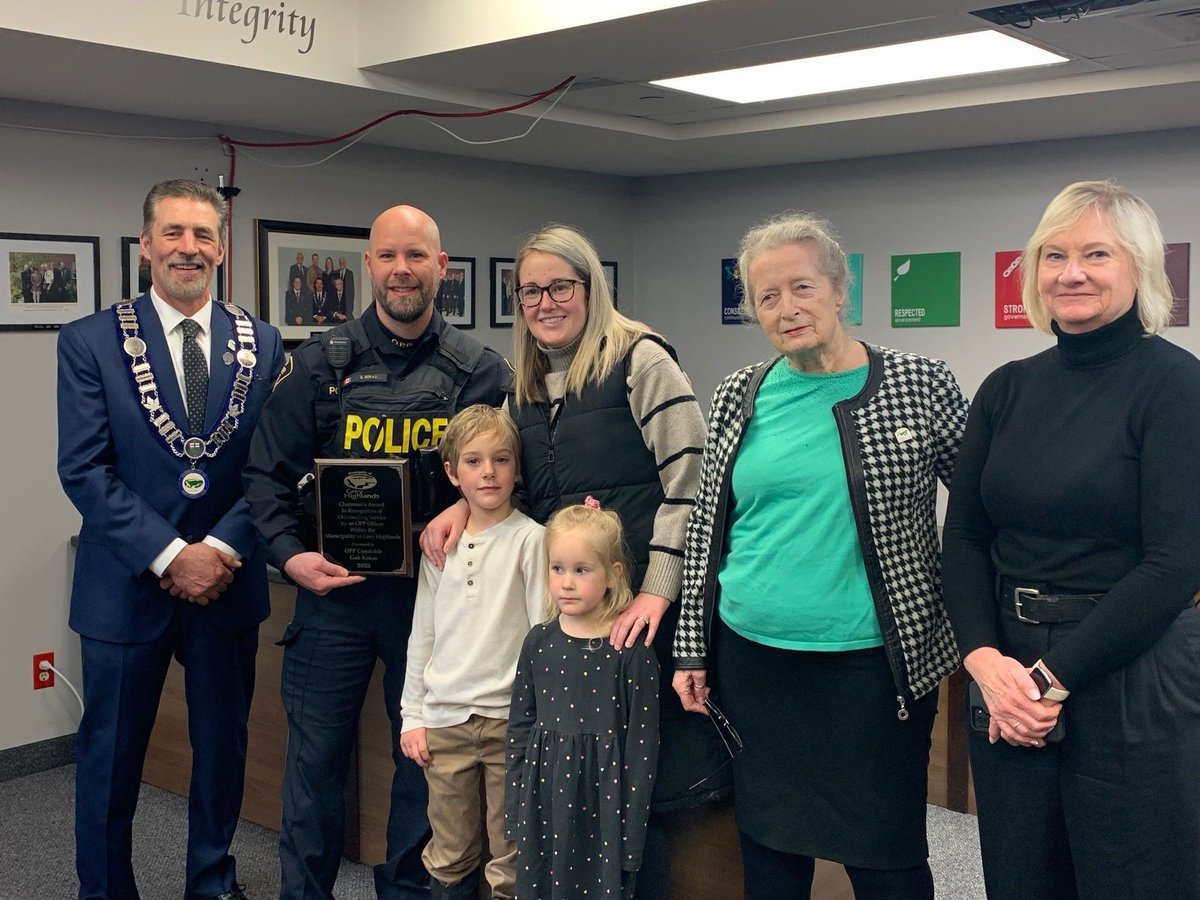 The 2023 Grey Highlands Officer of the Year award was presented during today's Council meeting. Congratulations to Provincial Constable Gab Kokas on being named 2023 Grey Highlands Officer of the Year. Your contributions to the community are so appreciated. 🙏