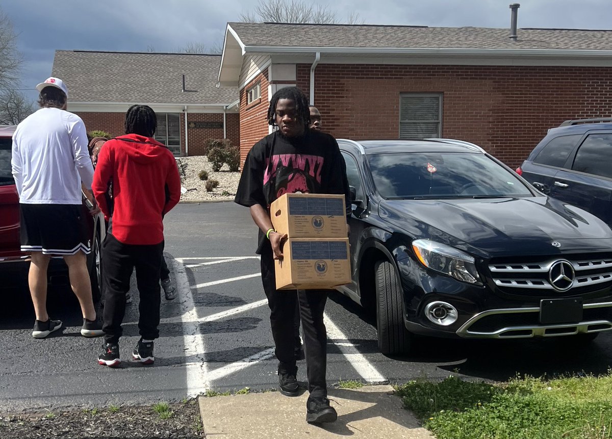 Using your platform to give back 🔴 In collaboration with the Hilltopper CLIMB Program, @upton_5tout worked to organize and deliver food to the Bowling Green Housing Authority with his teammates from @WKUFootball . #HilltoppersWithHeart