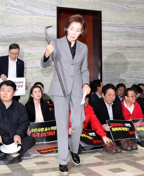 국회 선진화법으로 재판을 받게 되면 총선 출마를 못하는데 검찰이 4년간 케비넷에서 숙성 중. 그럼에도 2019년 "내가 언제 빠루를 들었어? 새빨간 거짓말!" 하면서 박용진 고발한적이 있지. 멘탈 자체가 저세상 멘탈을 가졌죠. 반드시 민주당이 승리해야할 곳 중 하나.

seoul.co.kr/news/politics/…