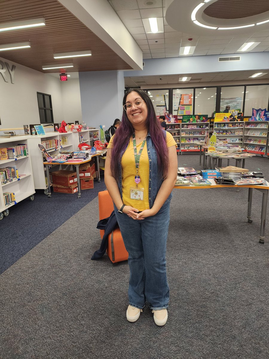 We love when teachers in-VEST time in our library! Thanks @bfonseca09 for stopping by 🧡🐯💙📚
