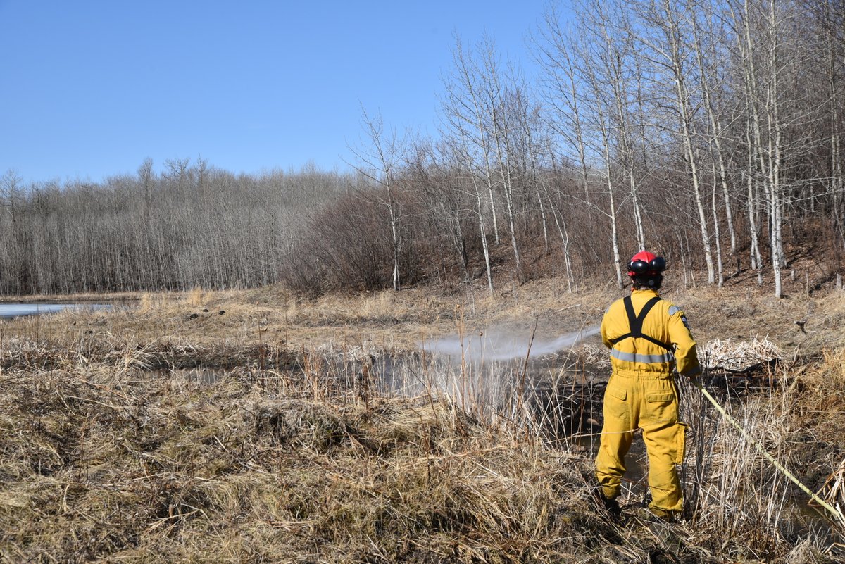 See smoke? Prescribed fire is continuing today at Elk Island in the northwest corner. Parks Canada has over 40 years of experience using fire to restore ecosystems. This prescribed fire will contribute to expanding and restoring grasslands and increasing bison habitat.